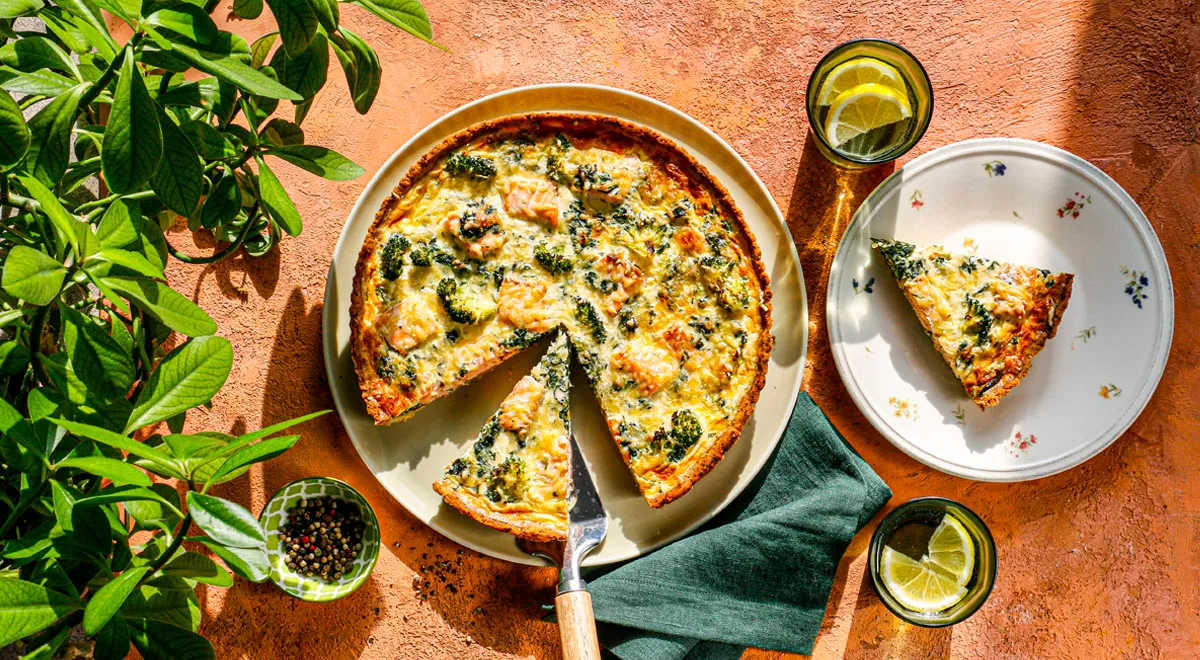 Quiche med lax, broccoli och spenat