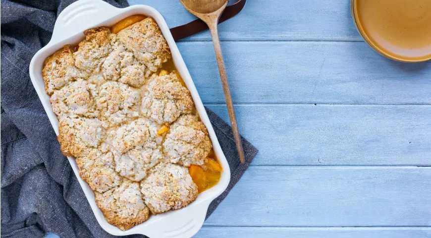 Detta är en icke-klassisk version av dessert med flera typer av frukt, samt havregryn med mandelmjöl och vegetabilisk mjölk. Passar dig som är på PP och vill ha mer variation (eller bara gillar persikor mindre)