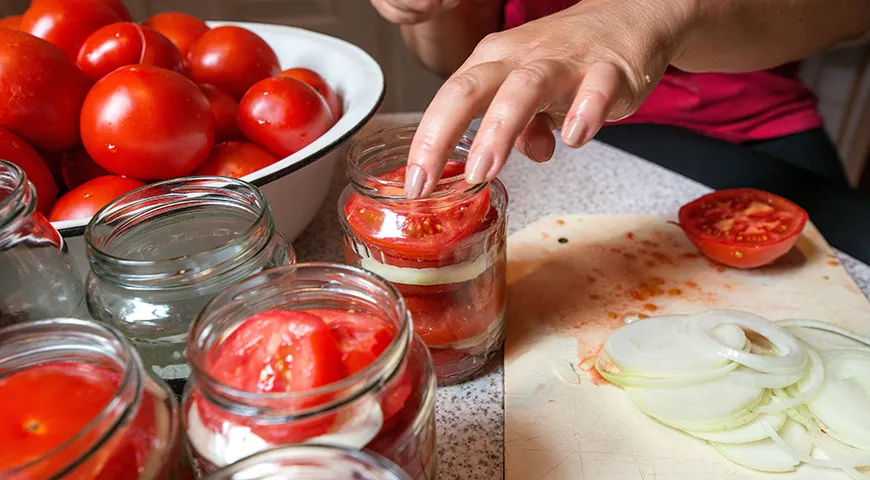 För tomatsallader i burkar är det bättre att välja täta och köttiga frukter, med ett litet antal frön och tjock hud