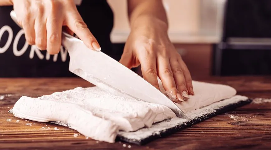 När du förbereder hemlagade proteinmarshmallows är det viktigt att behålla proportionerna: för 500 g bakad äppelmassa, ta 1 stor äggvita. Efter torkning ska proteinmarshmallowen förbli fluffig och få en delikat krämig nyans.