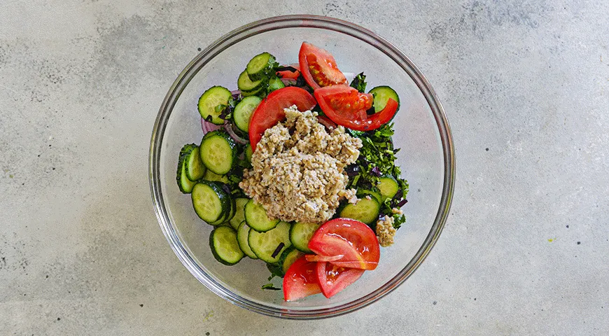 Sallad med grönsaker och valnötter