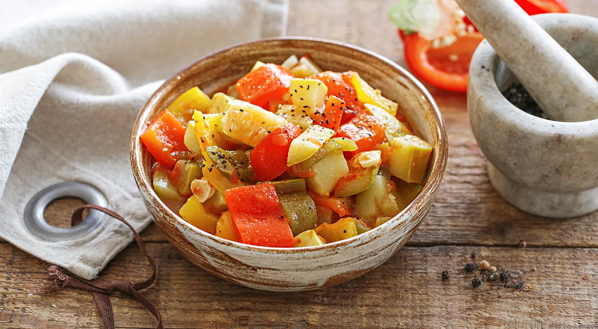 Zucchini med paprika och tomater för vintern