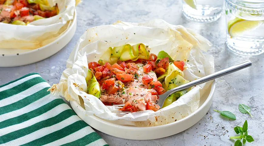 Sockeye lax i pergament med zucchini, tomater och örter