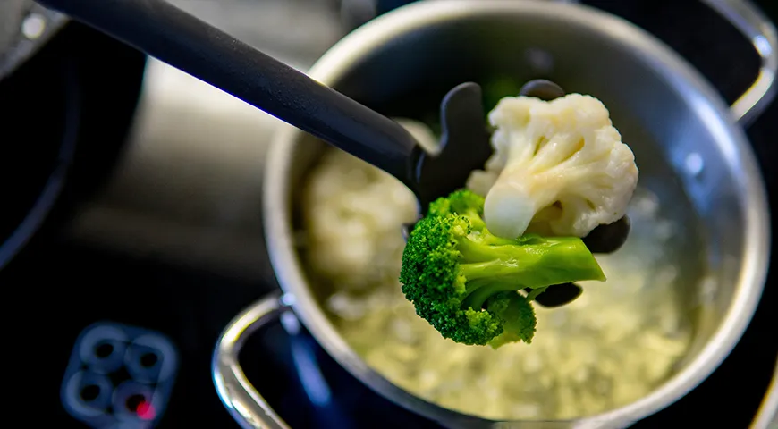 Det är bättre att koka broccoli och blomkål separat från varandra.