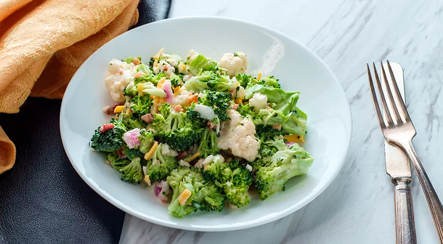 Enkla dressingar baserade på oliv- och nötoljor, samt yoghurt- och majonnässåser, passar bra till broccoli- och blomkålssallader.