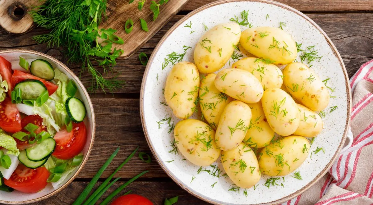 Finhackad dill läggs till sallader, soppor, tillbehör och snacks.