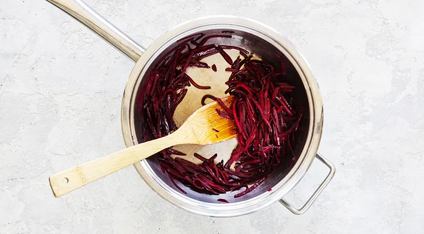 Sallad på rödbetor, paprika och tomater för vintern