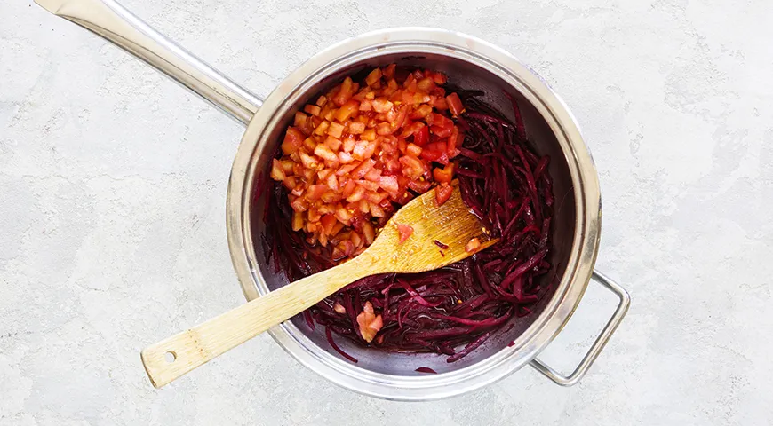 Sallad på rödbetor, paprika och tomater för vintern