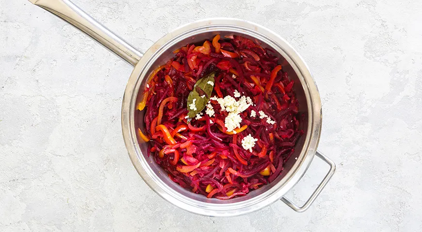 Sallad på rödbetor, paprika och tomater för vintern