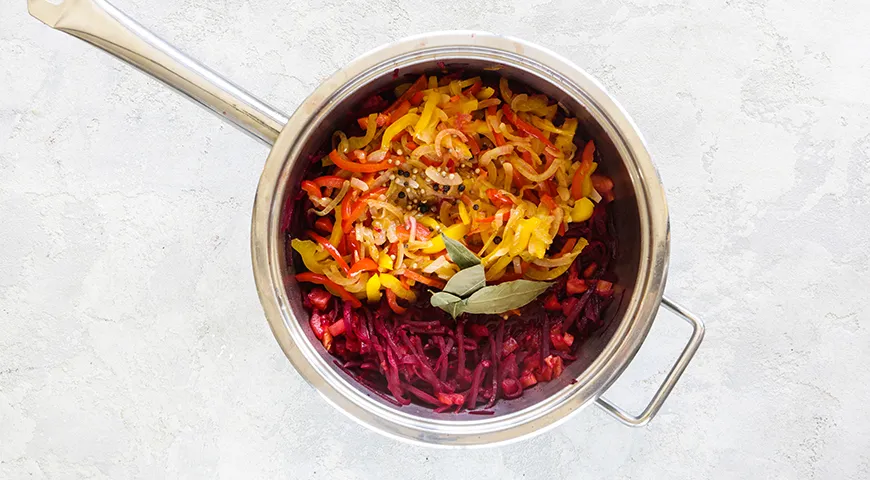 Sallad på rödbetor, paprika och tomater för vintern