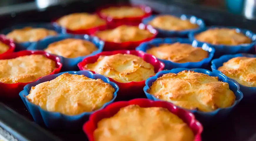 Ostkakor gjorda av smet bör tillagas i muffinsformar eller portionsmuffins.