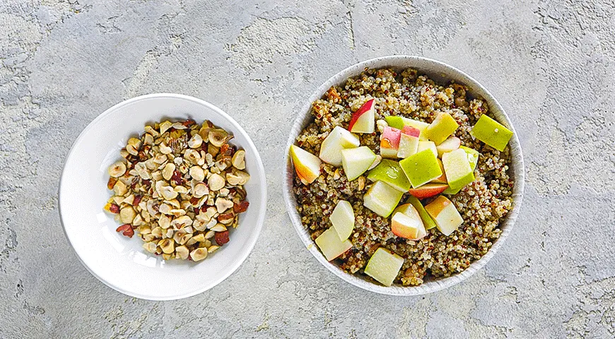 Morgonskål med quinoa, äpplen och hasselnötter