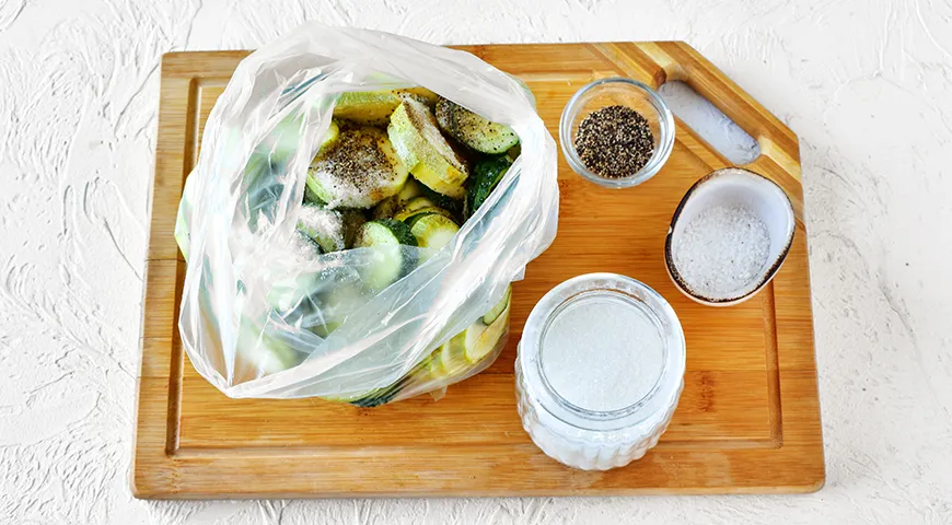 Lättsaltad gurka med zucchini i påse