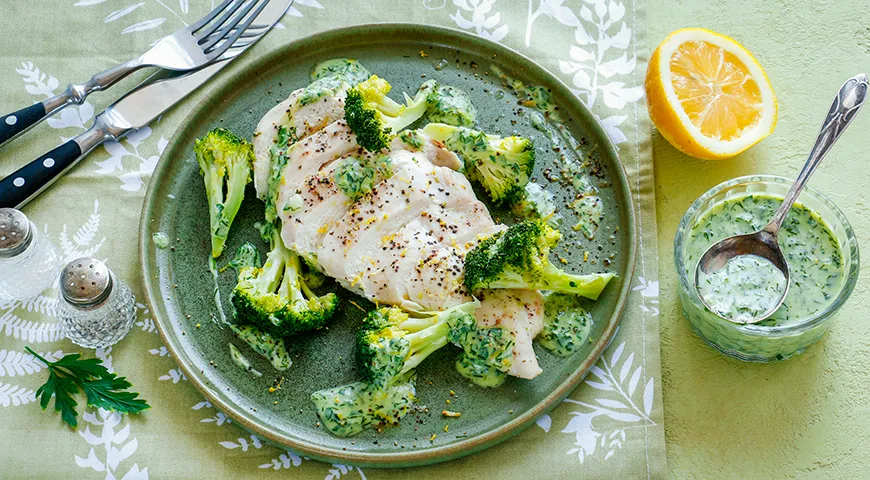 Ångkokta kycklingbröst med broccoli och grön sås