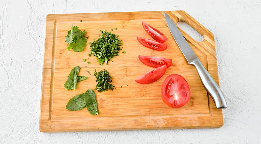 Sallad med krispiga auberginer och tomater