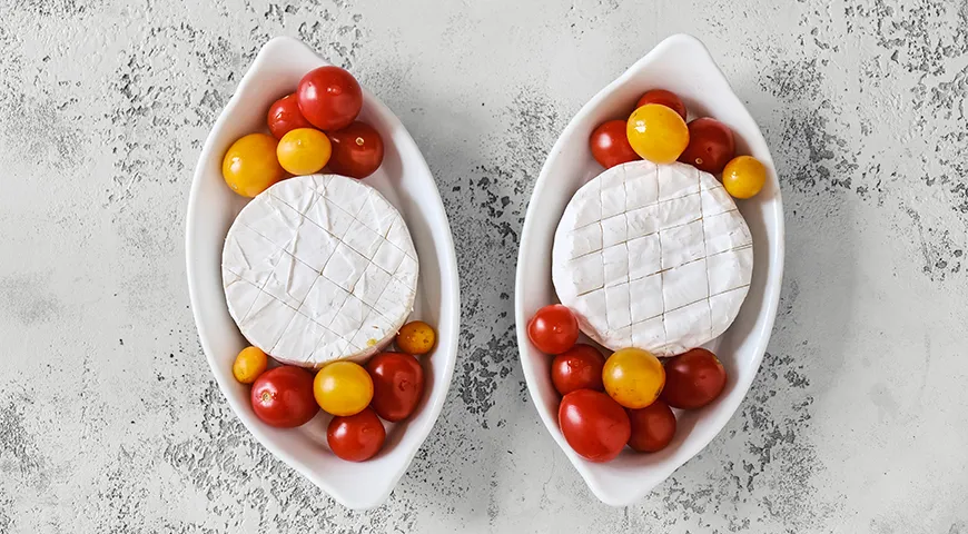 Camembert med tomater i ugnen med baguette