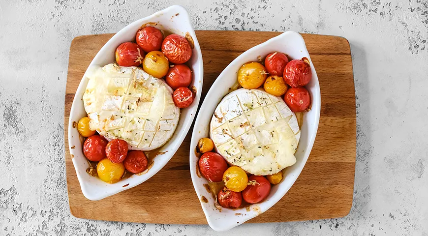 Camembert med tomater i ugnen med baguette