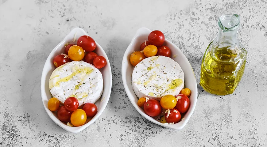 Camembert med tomater i ugnen med baguette