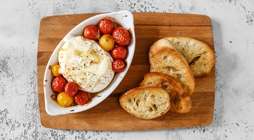 Camembert med tomater i ugnen med baguette