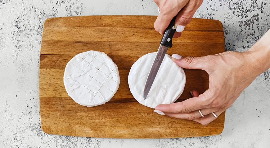 Camembert med tomater i ugnen med baguette