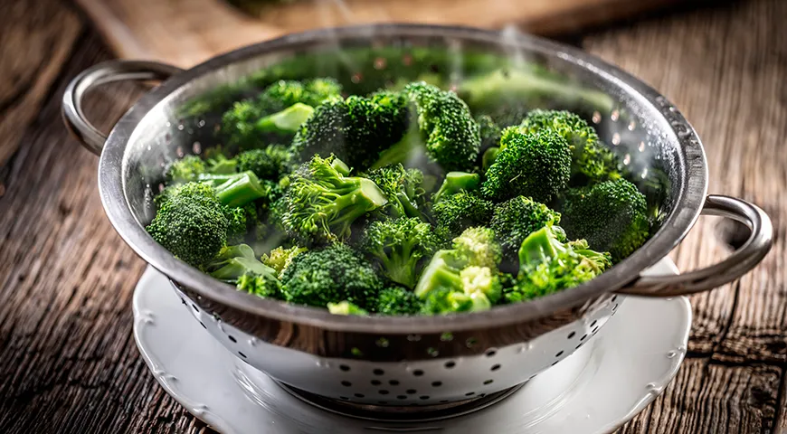 Det är bara att koka eller ånga broccoli i 3-5 minuter och sedan omedelbart kasta ner den i isvatten