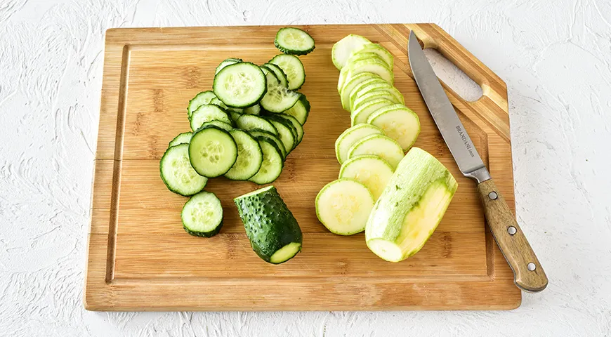 Lättsaltad gurka med zucchini i påse