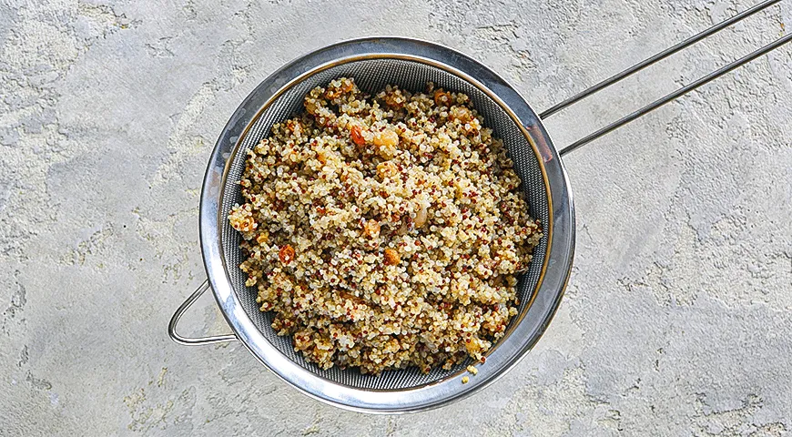 Morgonskål med quinoa, äpplen och hasselnötter