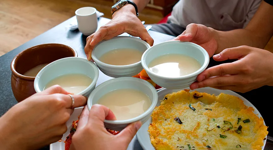 I asiatiska länder är risvin en alkoholhaltig dryck gjord av jäst ris.