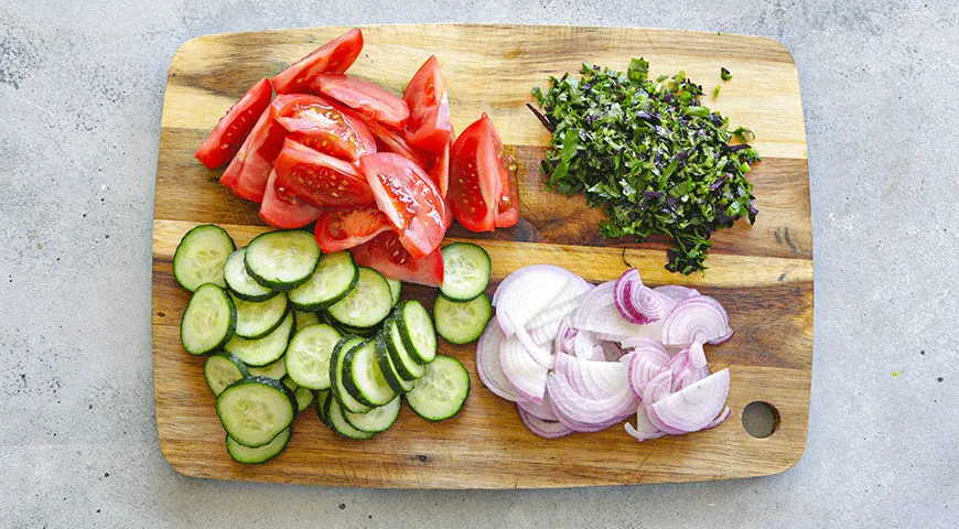 Sallad med grönsaker och valnötter